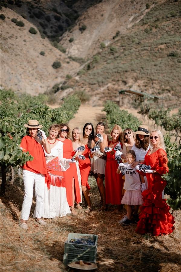 Friends gathered for the harvest at Arraigo del Amor