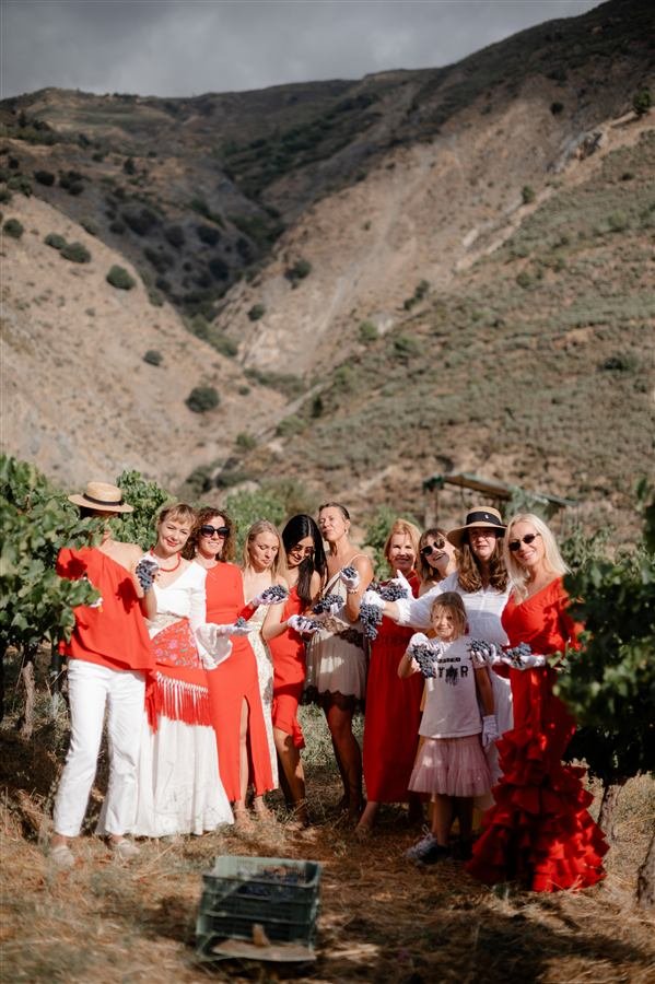 Friends gathered for the harvest at Arraigo del Amor