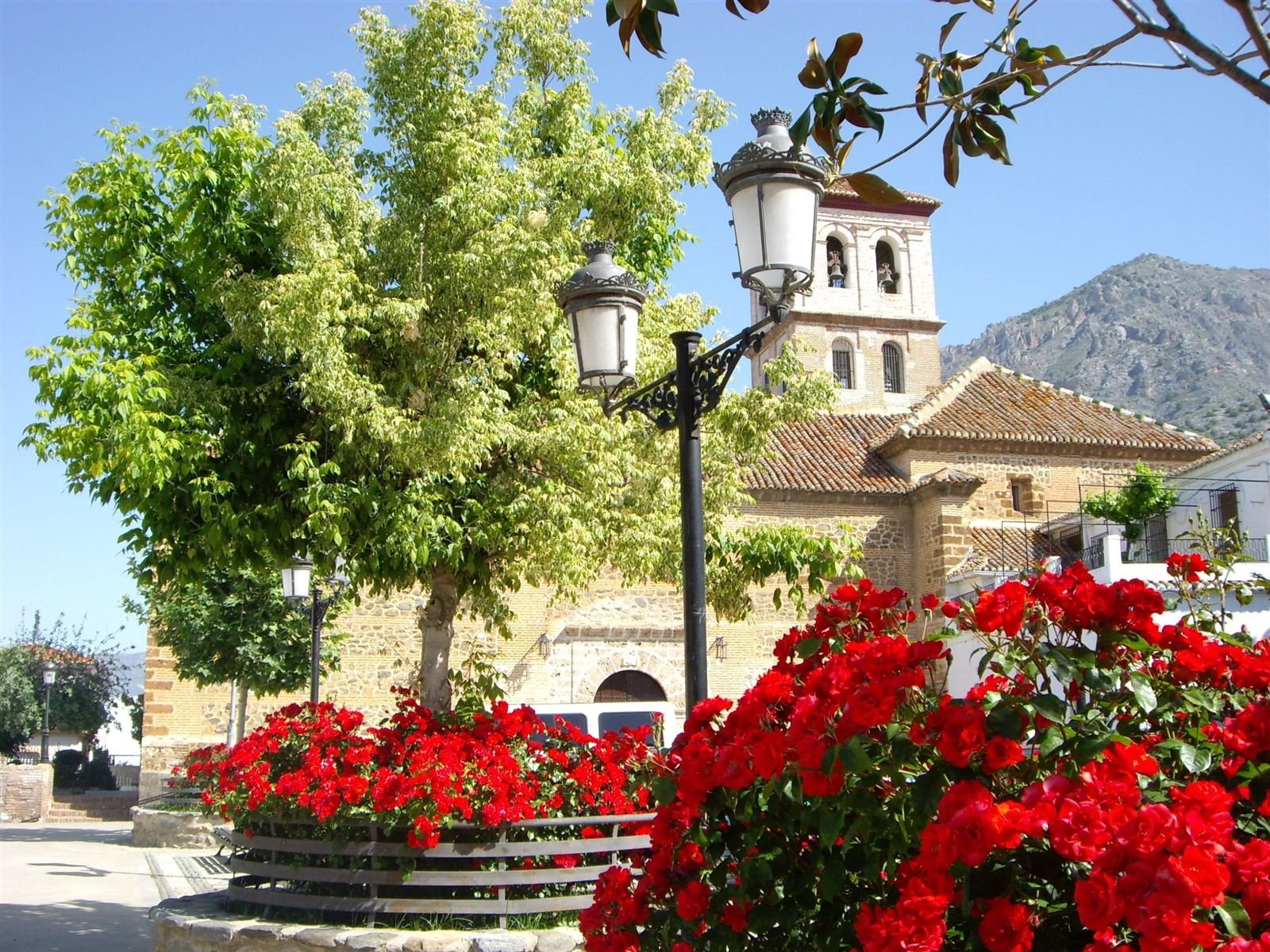 Niguelas village church square
