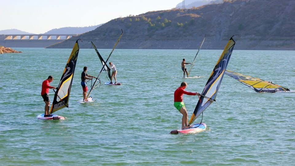 Wingfoil and windsurf group on the reservoir